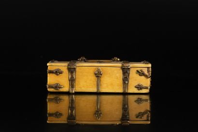 Coffret en ivoire avec pentures, cornières...