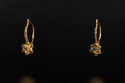 Paire de pendants d'oreilles en or jaune...