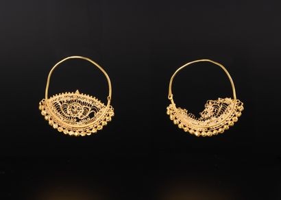 Paire de pendants d'oreilles crescentiformes...