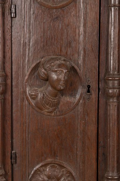 Armoire à suspendre à pans en chêne sculpté...