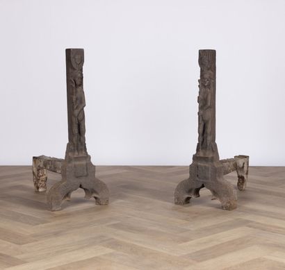 Paire de landiers en fonte à décor de femmes...