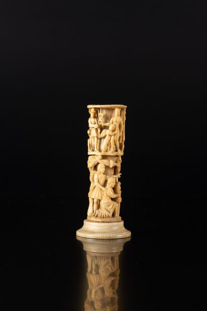 Elément en ivoire finement sculpté et ajouré...