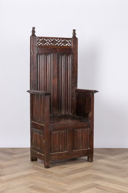 Chaire à haut dossier en chêne sculpté avec...