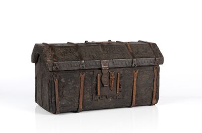 Coffret à âme en bois recouvert de cuir à...