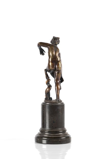 Vénus enlevant sa sandale en bronze patiné....