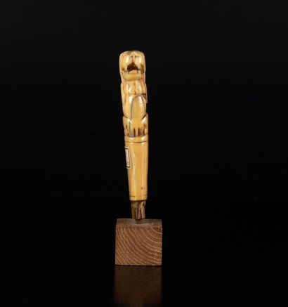Manche de couvert en ivoire de morse sculpté...