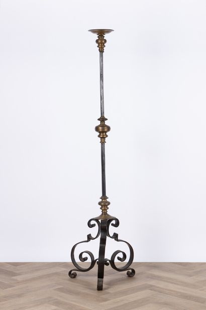 Torchère en fer forgé et laiton tourné. Piètement...