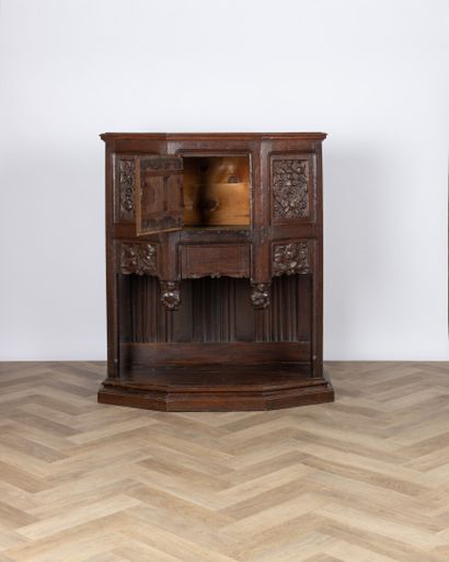 Dressoir à pans en chêne sculpté ouvrant...