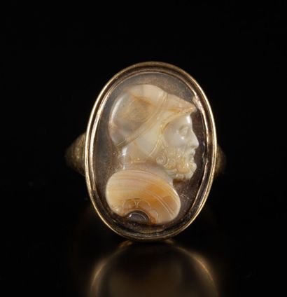 Bague en or sertie d'un camée en agate à...