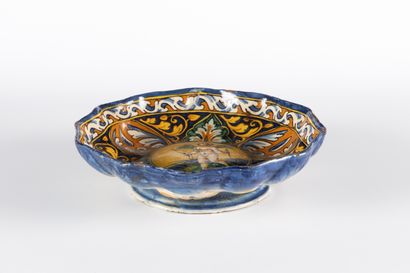 Coupe godronnée, crespina, en faïence polychrome...