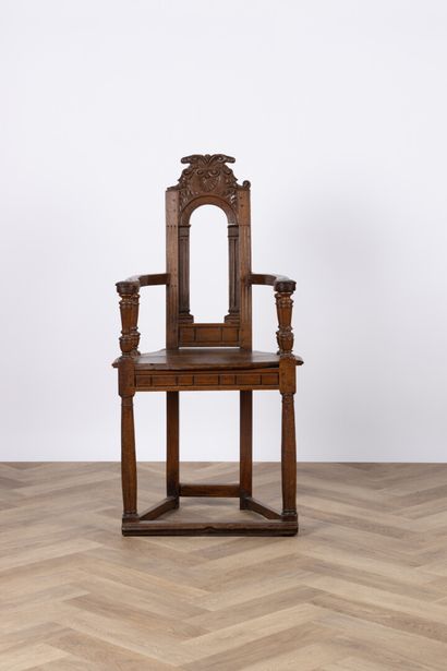 Caquetoire en noyer sculpté. Supports des...