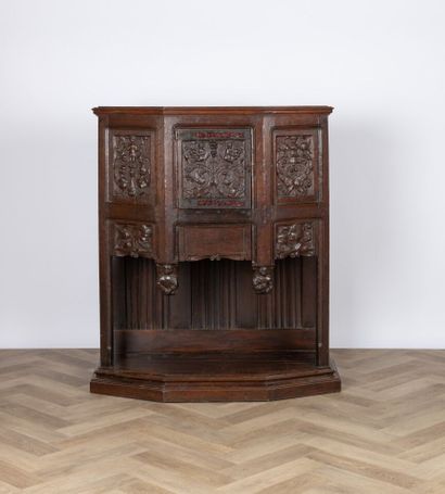 Dressoir à pans en chêne sculpté ouvrant...