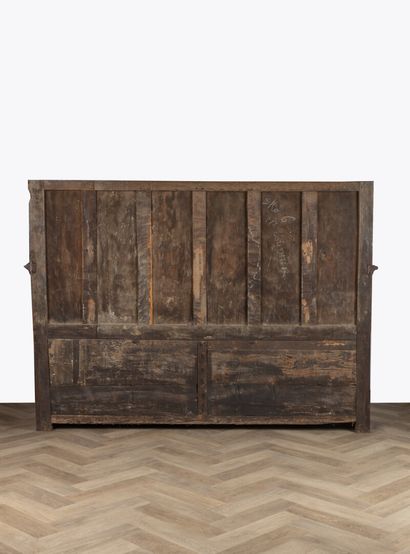 Banc-coffre à haut dossier en chêne sculpté...