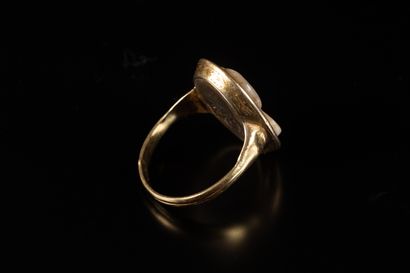 Bague en or sertie d'un camée en agate à...