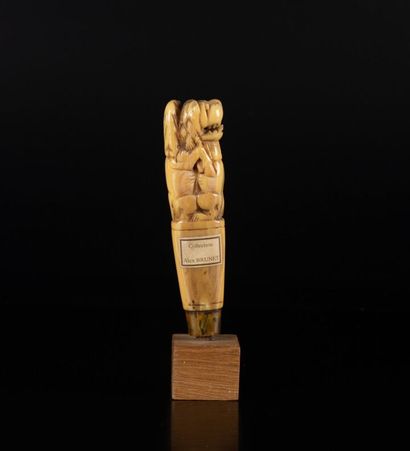 Manche de couvert en ivoire de morse sculpté...
