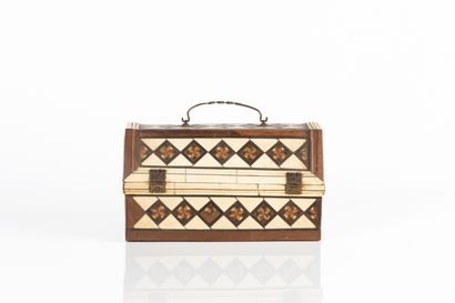 Coffret avec couvercle à pans en marqueterie...