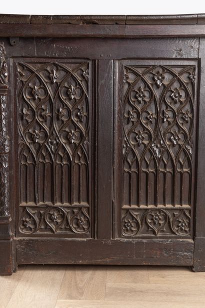Coffre en chêne sculpté. Façade à cinq panneaux,...