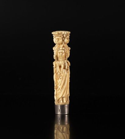 Manche de couvert en ivoire de morse sculpté...