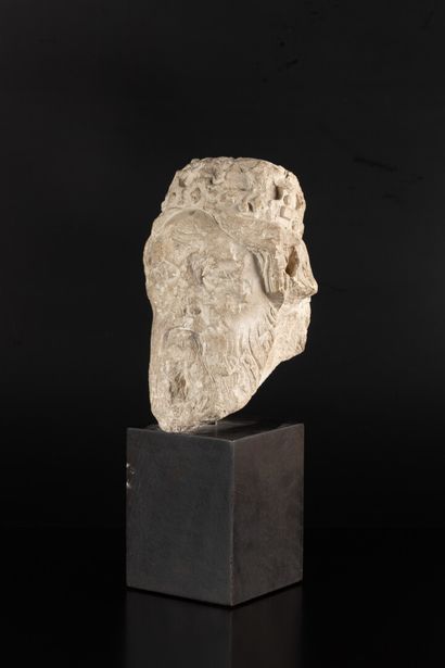 Tête de roi barbu en pierre calcaire sculptée....