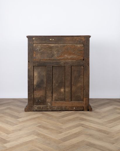 Dressoir à pans en chêne sculpté ouvrant...