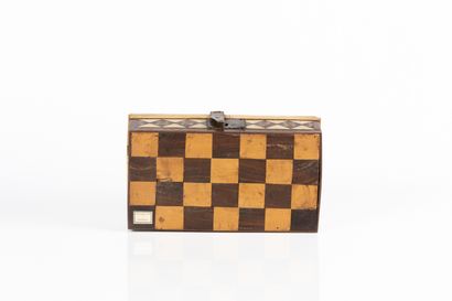 Coffret avec couvercle à pans en marqueterie...