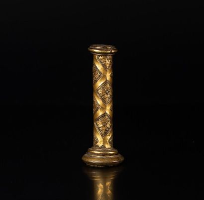 Colonnette de reliquaire en cuivre ciselé...
