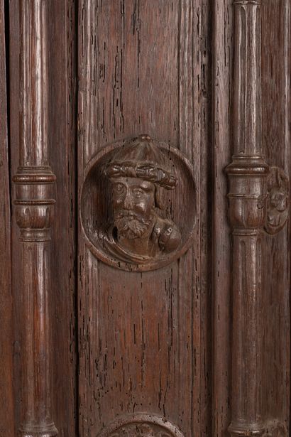 Armoire à suspendre à pans en chêne sculpté...
