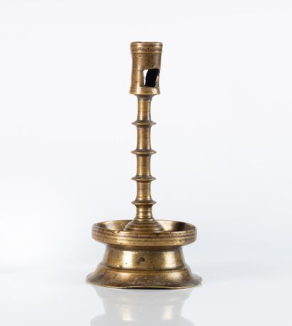Bougeoir en bronze, fût à quatre noeuds plats,...
