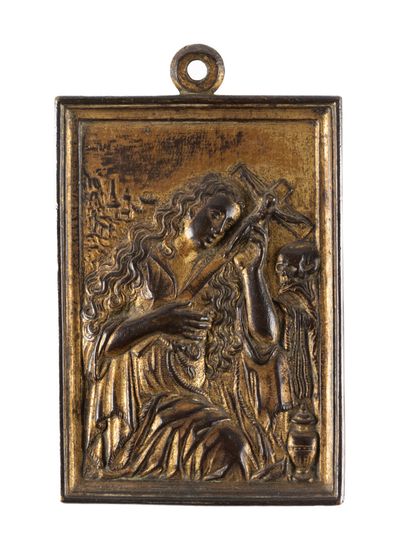 Plaquette en bronze doré représentant Marie-Madeleine....