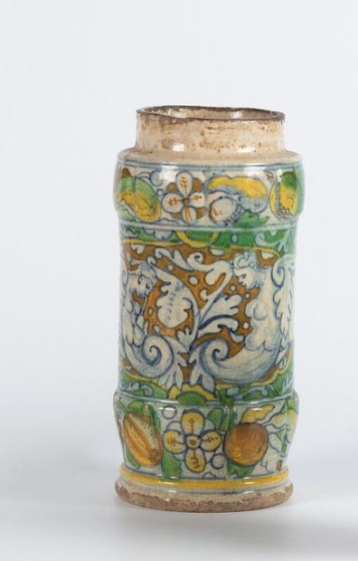 Albarello en faïence polychrome à décor d'un...
