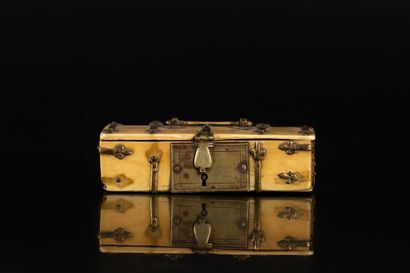 Coffret en ivoire avec pentures, cornières...