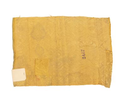 Lot composé de six fragments de tissus :
-...