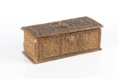 Coffret en hêtre à décor a pastiglia doré...