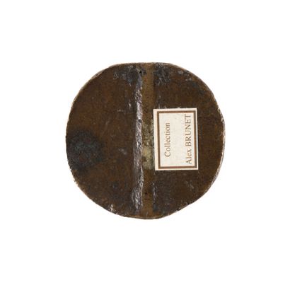 Plaquette circulaire uniface en bronze patiné...