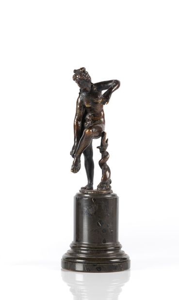 Vénus enlevant sa sandale en bronze patiné....