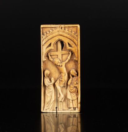 Plaquette en ivoire sculpté représentant...