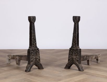 Paire de landiers en fonte à décor de remplages...