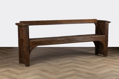 Banc tournis en chêne et noyer sculptés à...