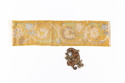 Lot composé de cinq fragments de tissus :
-...
