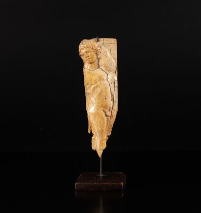 Plaquette en os sculpté à décor d'un éphèbe.
Egypte,...