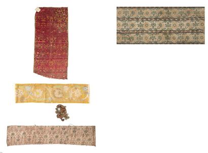 Lot composé de cinq fragments de tissus :
-...