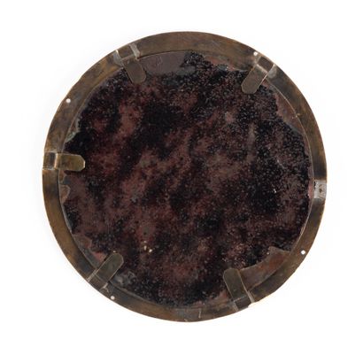 Plaque ronde en émail peint polychrome représentant...