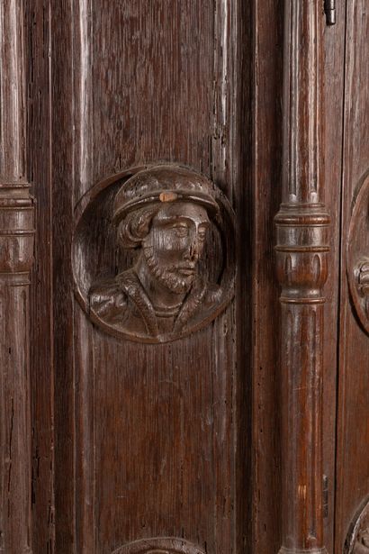Armoire à suspendre à pans en chêne sculpté...