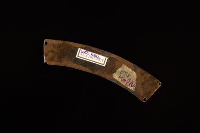 Lot de deux plaques en émail champlevé :
1....