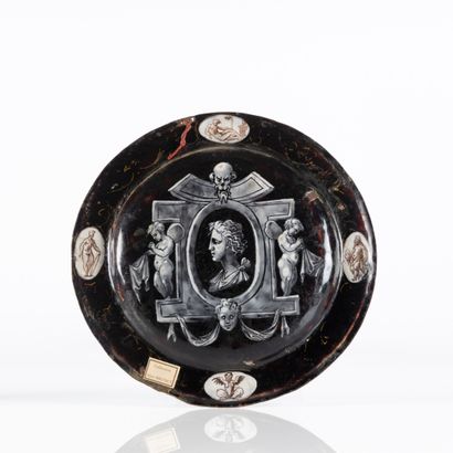 Assiette en émail peint en grisaille sur...