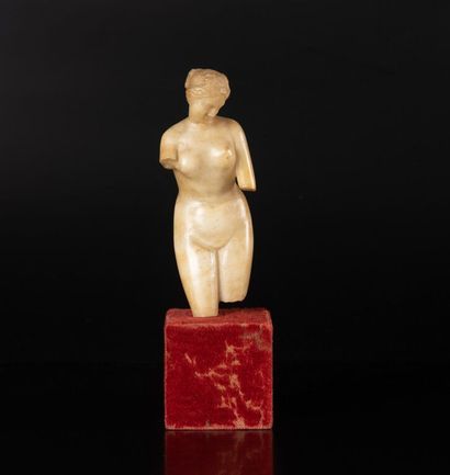 Vénus en albâtre sculpté en ronde-bosse....