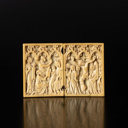 Diptyque en ivoire sculpté représentant sur...
