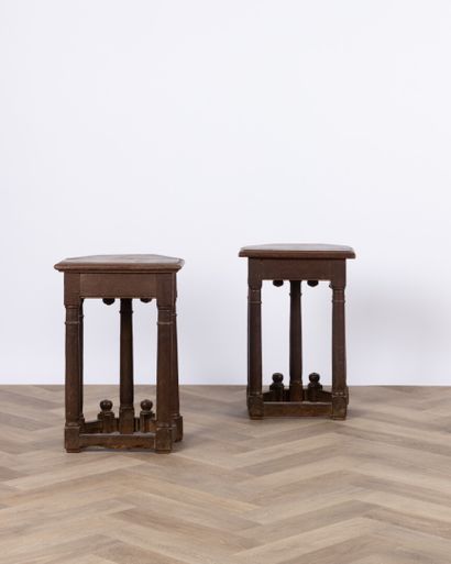Paire de tabourets en chêne de forme trapézoïdale,...