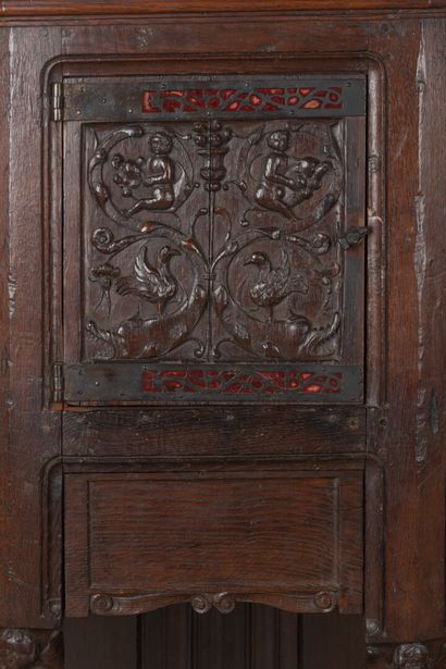 Dressoir à pans en chêne sculpté ouvrant...
