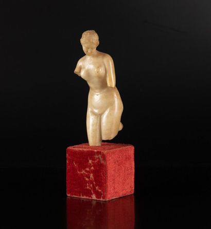 Vénus en albâtre sculpté en ronde-bosse....
